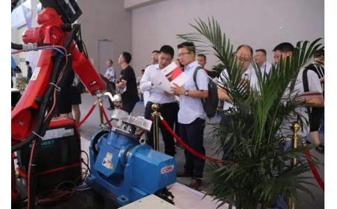 “手眼并用”这款焊接机器人焊接精度精准到十分之一毫米